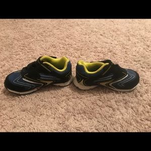 Kids sneakers size 5